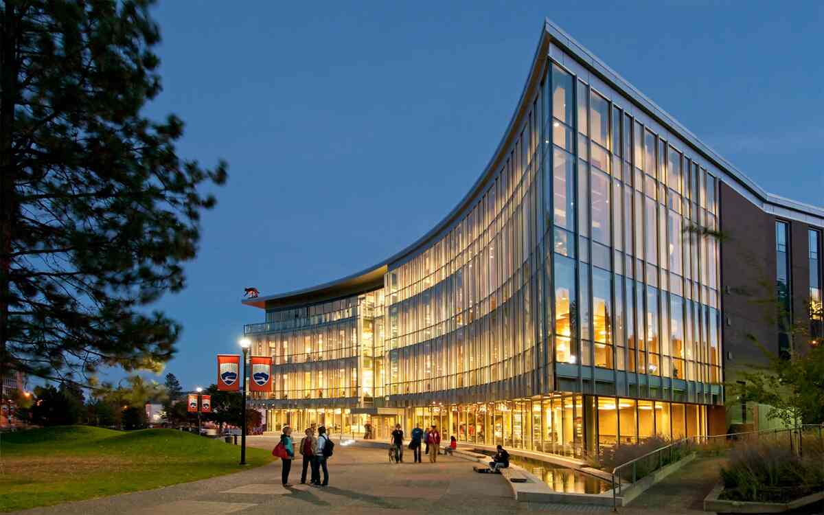 Universal university. Thompson Rivers University Canada. Университет британской Колумбии кампусы. Thompson Rivers University Campus. Университет Макгилла в Канаде.